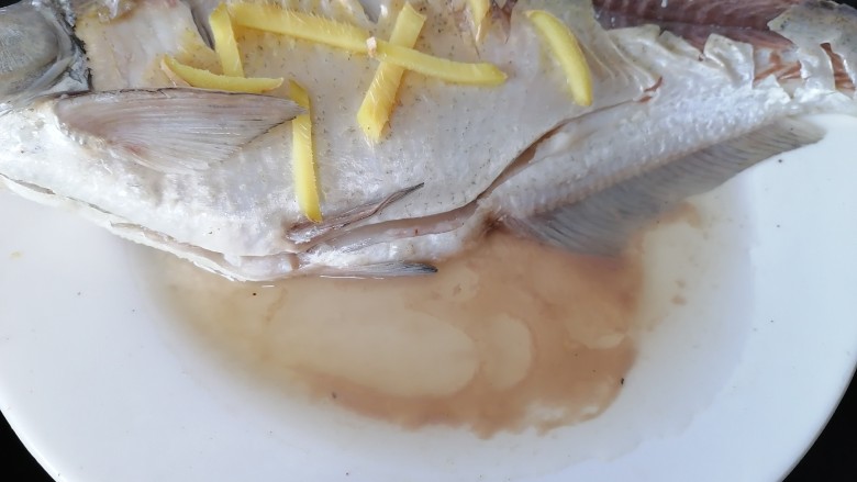 葱油鳊鱼,蒸一会关火将鱼汤倒掉因为很腥