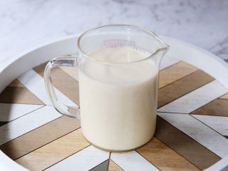 芋泥波波奶茶,将白糖、纯牛奶、淡奶、纯净水加入杯中，搅拌至白糖融化