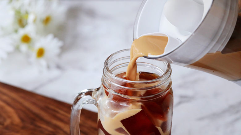 茶冻撞珍珠奶茶,再将晾凉的珍珠奶茶倒入杯中即可