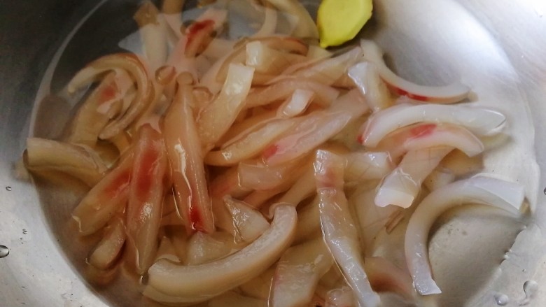 葱爆鱿鱼,一片生姜鱿鱼凉水下锅。