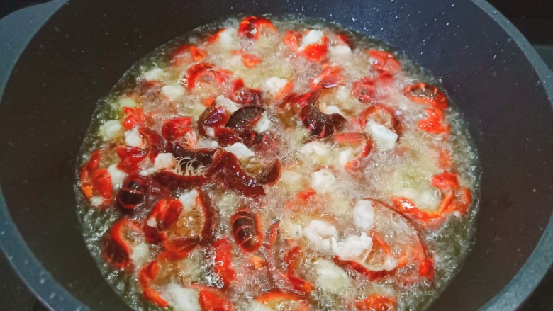 爆炒小龙虾,锅里多放一点油，油温五成热放入龙虾。