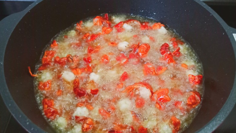 爆炒小龙虾,龙虾炸成红色捞出控油。