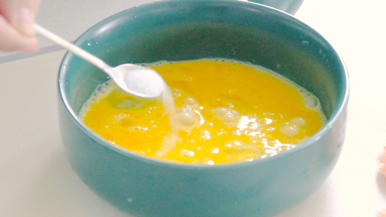豆腐蒸蛋,将鸡蛋打散后放入一勺食盐