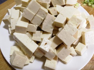 家常烧豆腐#豆腐虾仁白玉菇#,豆腐切成小块儿。