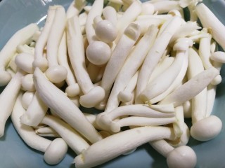 家常烧豆腐#豆腐虾仁白玉菇#,洗好后放在盘中。