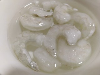 家常烧豆腐#豆腐虾仁白玉菇#,冷冻的虾仁放在水中化冰