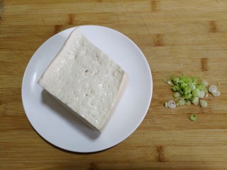 家常烧豆腐#豆腐虾仁白玉菇#,豆腐半块，葱切末。