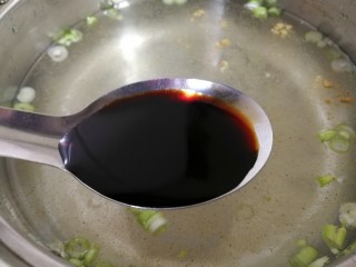家常烧豆腐#豆腐虾仁白玉菇#,一勺酱油。