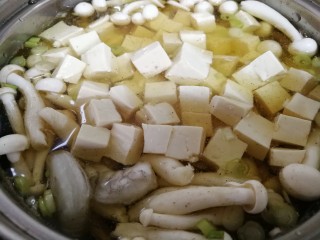 家常烧豆腐#豆腐虾仁白玉菇#,最后放入豆腐，大火8分钟~10分钟，撇去上面少许的浮沫。