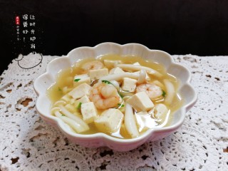 家常烧豆腐#豆腐虾仁白玉菇#,鲜美营养的豆腐汤。