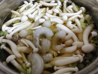 家常烧豆腐#豆腐虾仁白玉菇#,放入白玉菇。