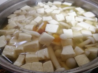 家常烧豆腐#豆腐虾仁白玉菇#,炖好后放入香油香菜末。