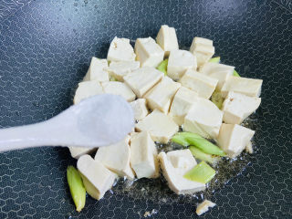 家常烧豆腐,根据个人口味加入适量盐