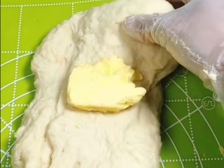 脆底蜂蜜小面包,将面团揉到起筋，再加入提前软化的黄油，