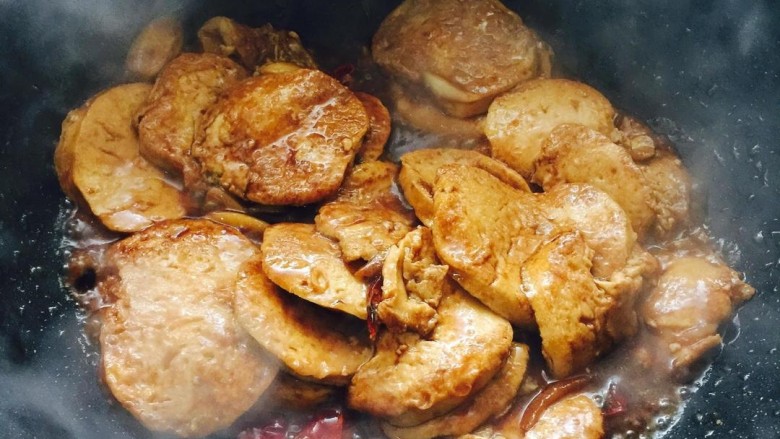 红烧素鸡,最后加适量的水淀粉，翻炒均匀，加适量蚝油提鲜