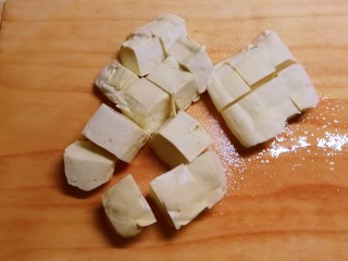 豆腐鱼头汤,豆腐煮好后切块