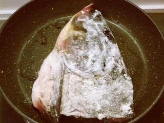 豆腐鱼头汤,煎锅 放入2汤匙食用油加热 放入花椒 放入鱼头