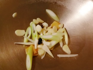 豆腐鱼头汤,另起油锅 油热后放入葱段 姜蒜片 八角  炒出香味