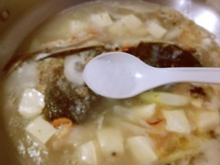 豆腐鱼头汤,放入盐调味