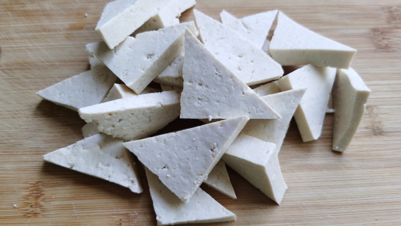 家常烧豆腐,  豆腐切成三角块。
