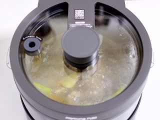 排骨藕汤,启动煲汤模式两个小时。