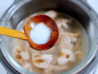 排骨藕汤,根据个人的口味加入适量的盐调味。