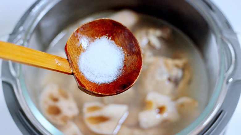 排骨藕汤,根据个人的口味加入适量的盐调味。