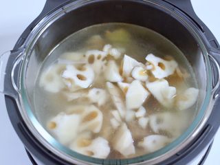 排骨藕汤,煲到1个小时后，加入提前切滚刀块的藕，继续煲。