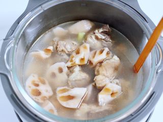 排骨藕汤,时间到鲜香可口的排骨藕汤就出锅咯。