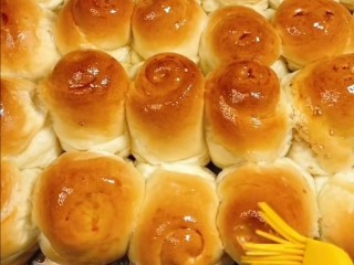 脆底蜂蜜小面包,烤到表面金黄，趁热刷上蜂蜜水