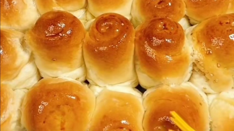 脆底蜂蜜小面包,烤到表面金黄，趁热刷上蜂蜜水
