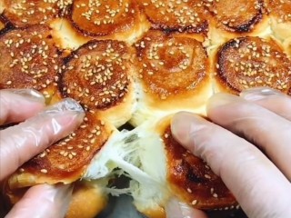 脆底蜂蜜小面包,看看底部酥脆柔软拉丝的蜂蜜小面包做好了，非常好吃，喜欢就赶紧收藏试做吧！