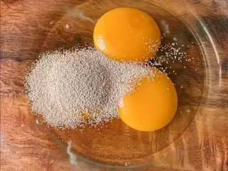 沙琪玛,碗中打入三个鸡蛋，加入三克酵母粉