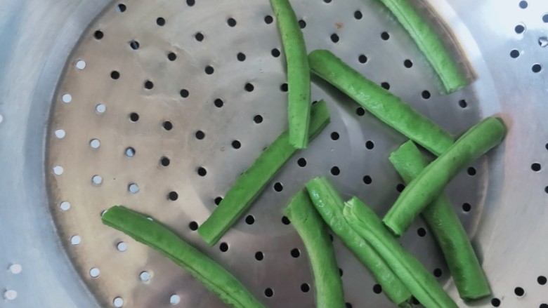 干煸豇豆,如图折成3-4cm一段