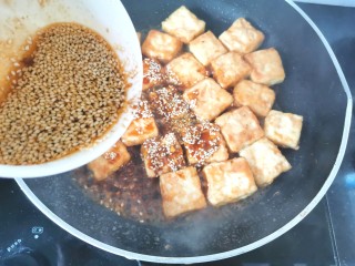家常烧豆腐,煎好的豆腐倒入料汁烧开炒匀即可