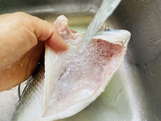 豆腐鱼头汤,黄翅鱼刮鳞去鳃掏出内脏清洗干净