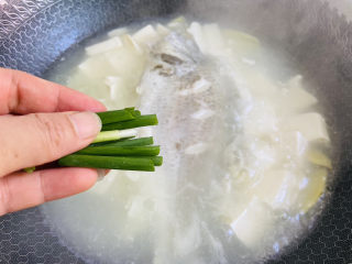 豆腐鱼头汤,放入葱段