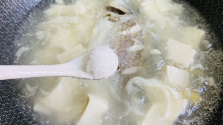 豆腐鱼头汤,根据个人口味加入适量盐，大火烧开转中火煮十五分钟