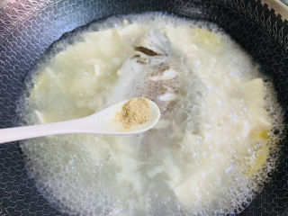 豆腐鱼头汤,加入适量的白胡椒粉