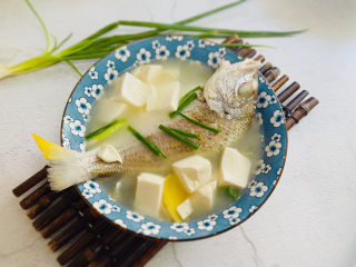 豆腐鱼头汤,豆腐鱼头汤，汤鲜味美、营养丰富