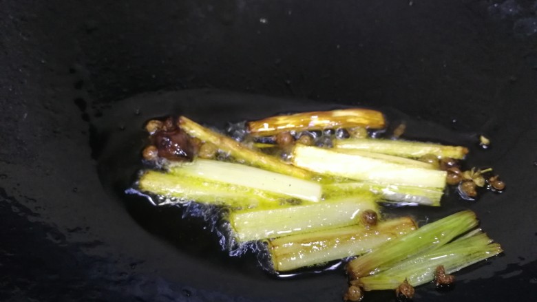 凉拌素鸡,炸至葱白微焦关火，捞出葱白麻椒大料。