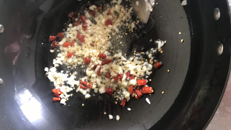 干煸豇豆,锅里留底油，下去干辣椒，花椒和蒜末爆香