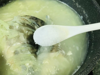 豆腐鱼头汤,加盐