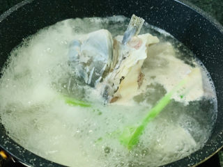 豆腐鱼头汤,大火煮开，转中火，盖锅盖，炖10分钟