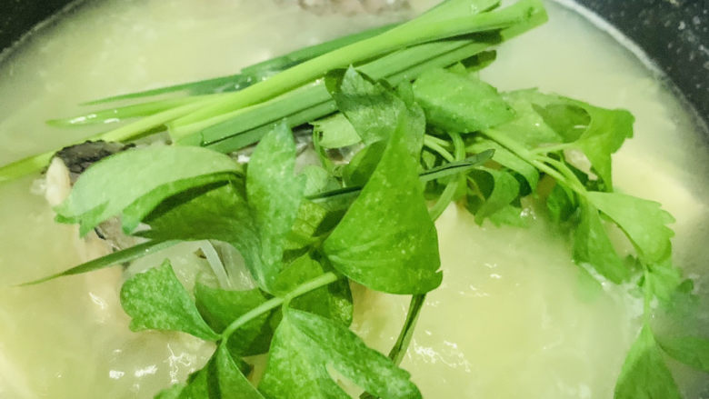 豆腐鱼头汤,撒芹菜和蒜叶