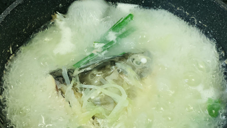 豆腐鱼头汤,搅拌均匀，起锅
