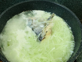 豆腐鱼头汤,黄瓜先推丝，加黄瓜丝，继续中火煮5分钟
