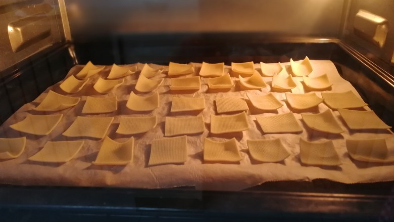 烤豆皮【好多鱼】,放入烤箱中层，180度，烤15分钟。