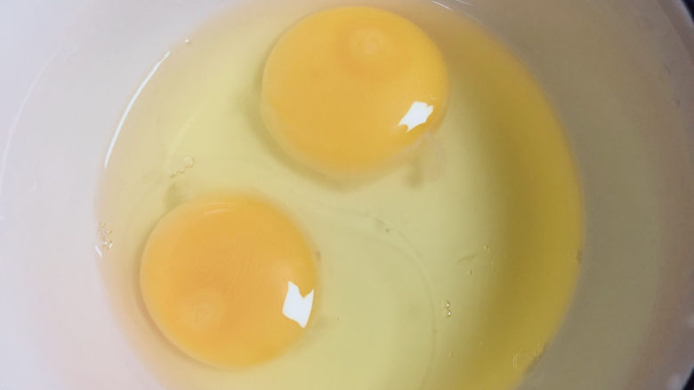豆腐蒸蛋,将鸡蛋打入碗中。