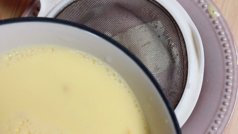 豆腐蒸蛋,将蛋液过滤到大碗中。